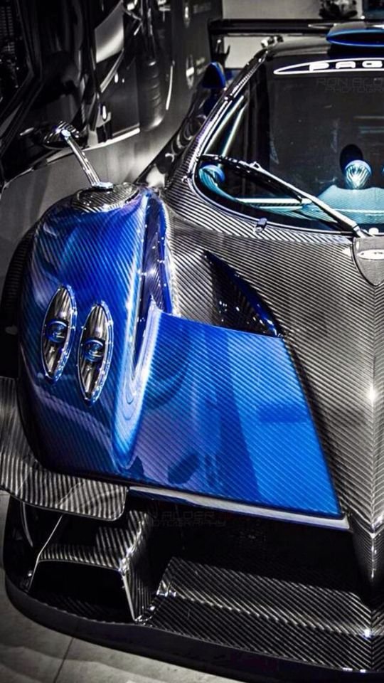 Pagani Zonda Revolution blues carbon fiber